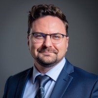 Company name under NDA Employee Simon Petkov's profile photo
