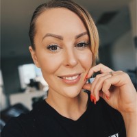 Custom Neon® Employee Lily J.'s profile photo