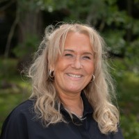 Esther van 'T Wout Email