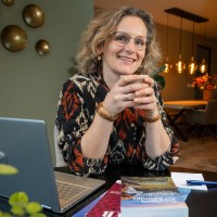 Esra Hemert Email