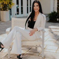 Hilary & Reverie Employee Jennifer Valliere's profile photo
