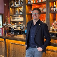 Email e telefono di Adam Bowers