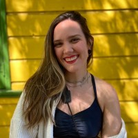 Júlia Bueno Email