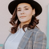 Lucy Oliveira Email