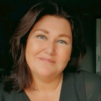 MOOI Parfumerie Employee Ines Kroeze's profile photo