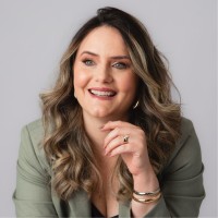 XTB online investing Employee Aline Moraes's profile photo