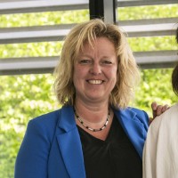 Linda van Den Hoogen Email