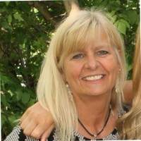 Holly Combs Email & Phone Number