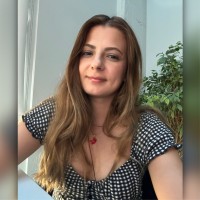 Nur Koç Email