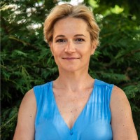 Anna Csabai Email