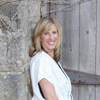 Realty Exchange Employee Lora Vance's profile photo