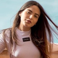 Ariana van Email