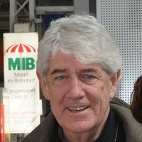 E-mail e número de telefone de James Hennessey