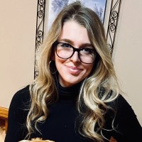 Chewy Employee Julie Shields's profile photo