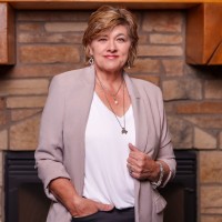 Expert Real Estate Advisors Employee Lisa Mutschler's profile photo
