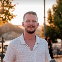 Viktor Varga Email