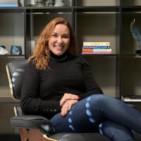 Larissa Paiva Email
