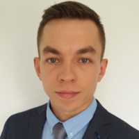 Dariusz Jakubik Email