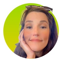 Laura Oliveira Email