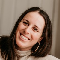 Lindsay Knuckles Email