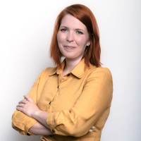 Réka Komáromi Email