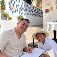 Víctor Flores Email