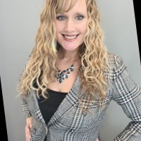 United Way Winnipeg Employee Leslie Bais's profile photo