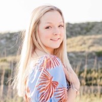Live.Eat.Surf Employee Emma Hodges's profile photo