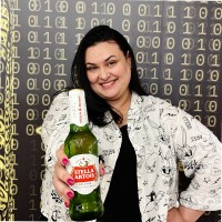 Isis de Oliveira Email