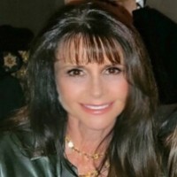 EssilorLuxottica Employee Andrea Feinberg's profile photo