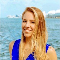 Stage 32 (stage32.com) Employee Elaine Roberts's profile photo