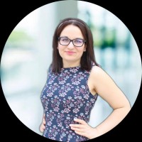 Júlia Barnabás Email