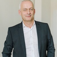 Niels Olsen Email
