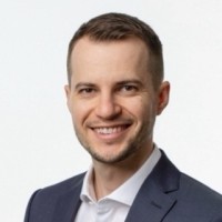 Martin Henzély Email