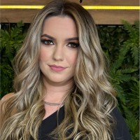 SANTANDER SELECT Employee Talita Oliveira's profile photo