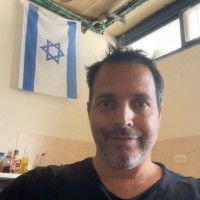 E-mail e número de telefone de Eyal Hertzog