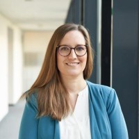 Alina Arnezeder Email