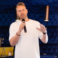 Oliver Kenyon Email & Phone Number