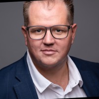 E-mail e número de telefone de Stuart Leo