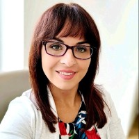 Andrea MacUroská Email