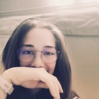 Viktória Révész Email