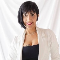 Hellen Ferreira Email & Phone Number