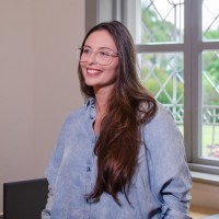 Cássia Hoelzel Email