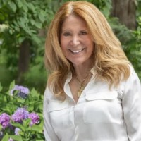 Saunders & Associates Employee Lori Lambert's profile photo