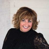 Edina Realty Employee Kelly Calvert's profile photo
