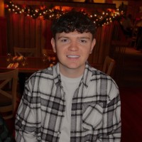 Arón Hughes Email