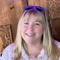 Email e telefono di Vikki Neale