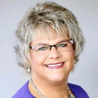 Coldwell Banker Mid-America Employee Julie Peck's profile photo