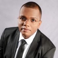 Vinícius Queiroz Email