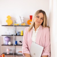 Rebeka Bús Email